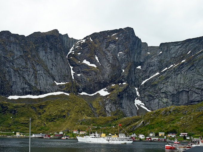 Kongeskipet utenfor Reine i Moskenes. Foto: Sven Gj. Gjeruldsen, Det kongelige hoff