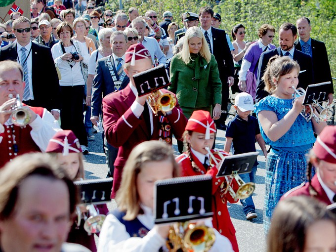 Korpsmusikk og tog i Geiranger under Kronprinsparets fylkesbesøk i Møre og Romsdal i 2012. Foto: Stian Lysberg Solum / NTB scanpix