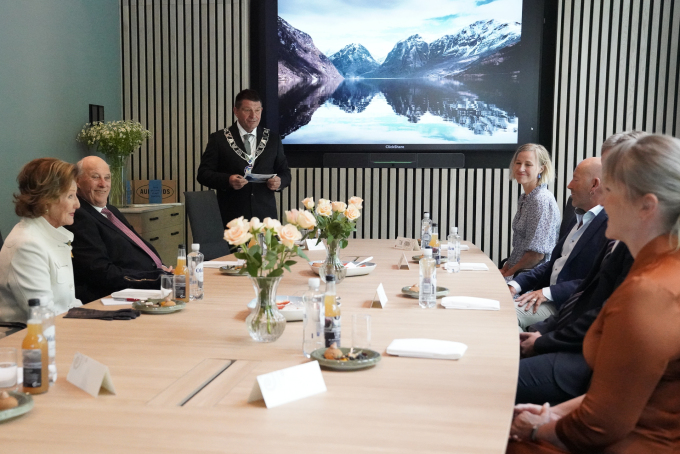Ledet av ordføreren fikk Kongeparet en orientering om reiselivsnæringen i kommunen. (Foto: Simen Sund / Det kongelige hoff)