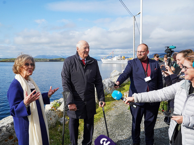 Etter kirkebesøket møtte Kongeparet pressen. De fortalte om sine opplevelser første del av fylkesturen og svarte på spørsmål fra journalistene. Dronningen berømmet den utrolige kreativiteten og hvor mye som utrettes i de små kommunene. Foto: Liv Anette Luane, Det kongelige hoff