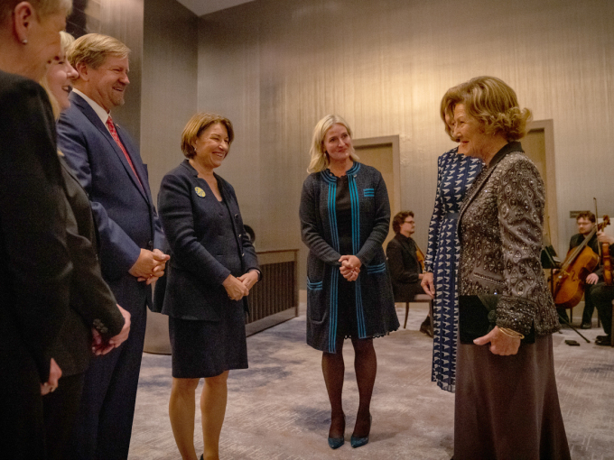 Senator Amy Klobuchar var blant talerne under middagen. Hun pekte på viktigheten av de nære båndene mellom Norge og USA. Foto: Simen Sund, Det kongelige hoff