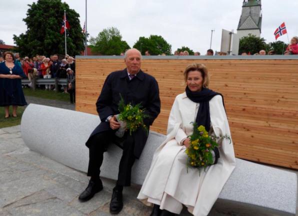 Kongeparet tok plass på den nye skulpturbenken 