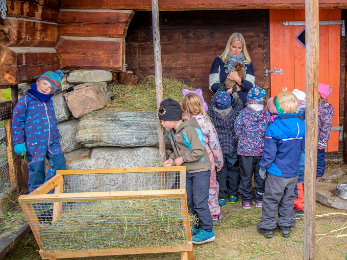 Kronprinsesse Mette-Marit helsar på kaninane. Foto: Marius Gulliksrud, Stella Pictures