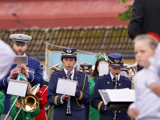 Korps er stort i Høyanger, og Kronprinsen erklærte det for «vel blåst». Foto: Sara Svanemyr, Det kongelege hoffet