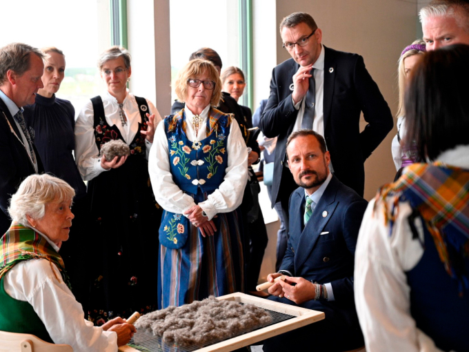 Kronprins Haakon fikk høre om fuglevoktere og hvordan man renser dunet fra ærfuglene. Foto: Simon Aldra, Brønnøysunds Avis