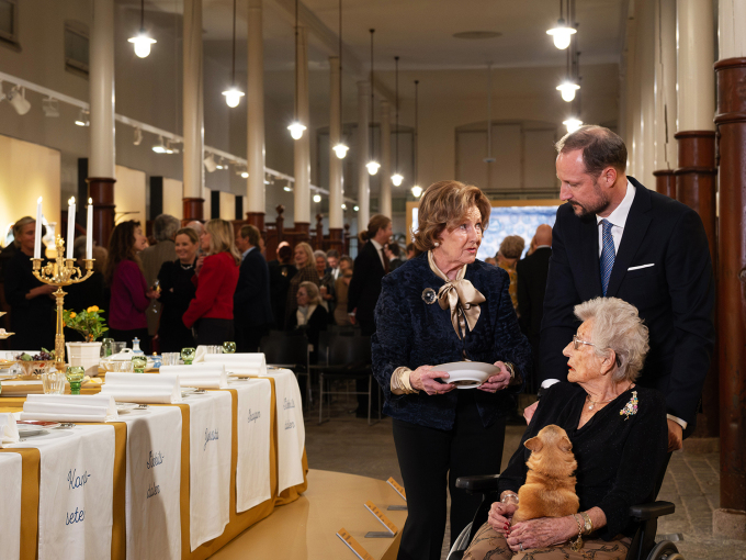 Dronning Sonja, Kronprins Haakon og Prinsesse Astrid studerer servise. Foto: Øivind Möller Bakken, Det kongelige hoff