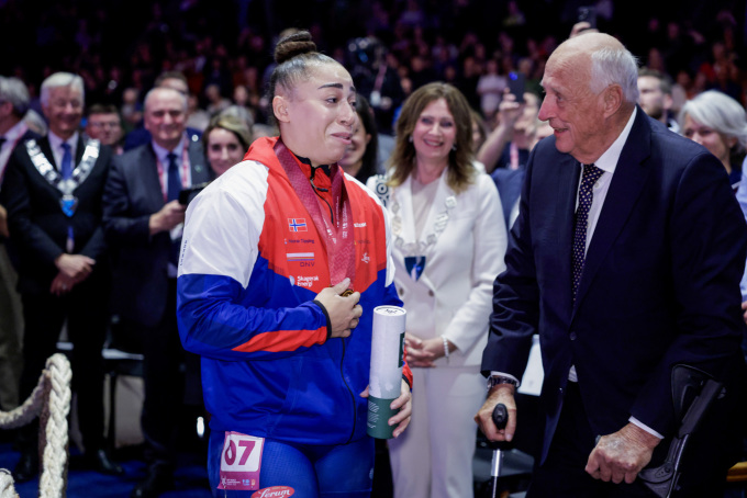 Kongen gratulerte Solfrid Koanda med seier på hjemmebane. Foto: Paul S. Amundsen / NTB