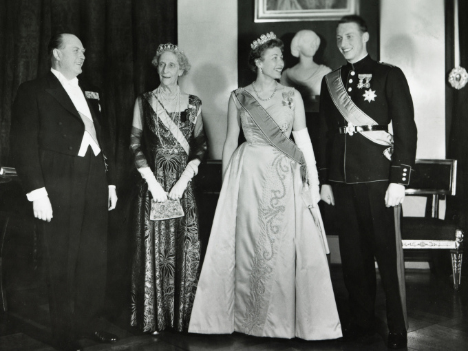 Kong Olav, Prinsesse Ingeborg av Sverige, Prinsesse Astrid og Kronprins Harald på vei til gallamiddag i anledning Kronprinsens 21-årsdag og myndighetsdag i 1958. Det var siste gang Prinsesse Ingeborg brukte diademet. Bildet er tilgjengelig for nedlastning i pressealbumet. Foto: De kongelige samlinger