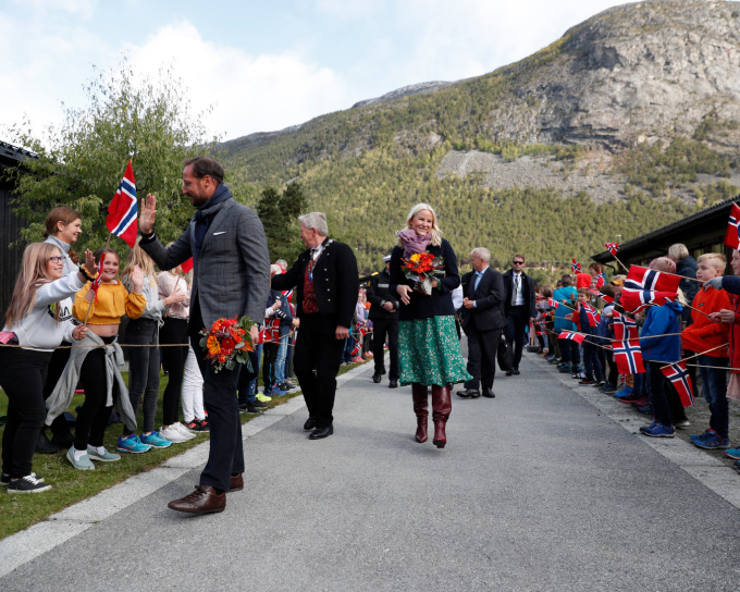 Kronprinsparet kjem til Skjåk barne- og ungdomsskule. Foto: Stian Lysberg Solum / NTB scanpix