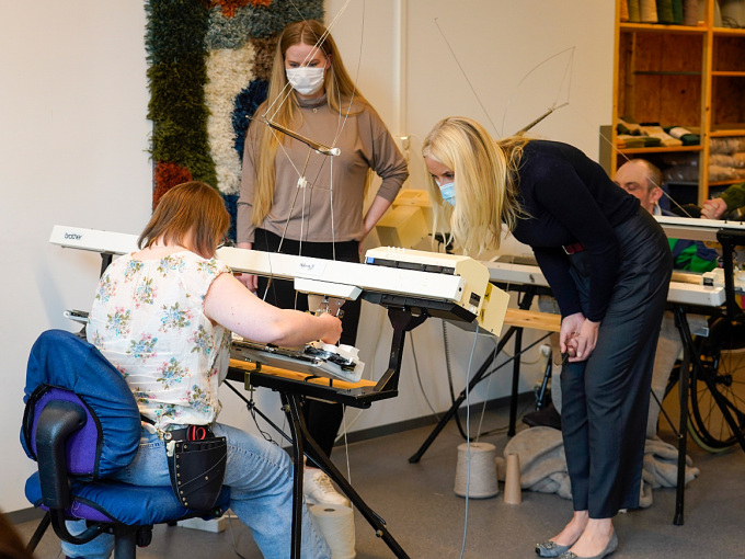 Ved strikkemaskinen er Inger Anne Nyberg i full aktivitet. Foto: Lise Åserud / NTB 