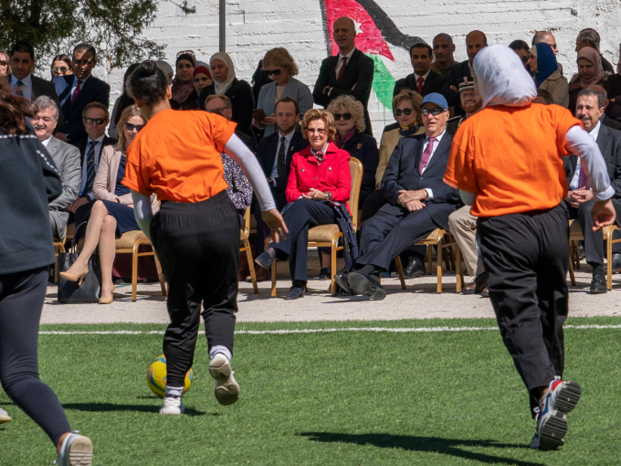 Kongen og Dronningen fikk se fotballjentene i aksjon. Foto: Heiko Junge, NTB scanpix