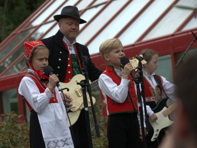 Kongeparet fekk sjå eit flott kulturprogram i Ulvik, der både Kulturskolen og Haugesenteret opptredde. Foto: Tom Hansen, Hansenfoto.no