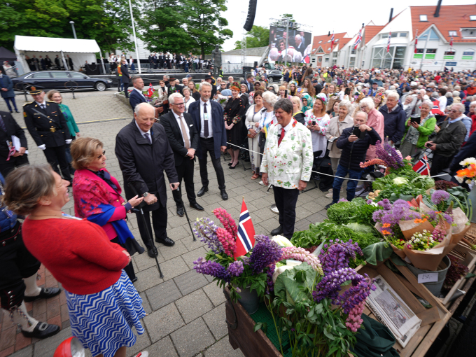 Kongeparet fikk se på noe av alt det gode som dyrkes i Randaberg. Potetene hadde Kongen og Dronningen god kjennskap til fra tidligere. Foto: Lise Åserud / NTB