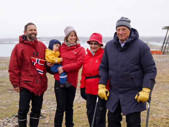 Kongeparet saman med Ida og Jan Brunner, som driv Farmhamna fangststasjon. Dottera Elena på 1,5 år er med og helsar velkommen. Foto: Liv Anette Luane, Det kongelege hoffet