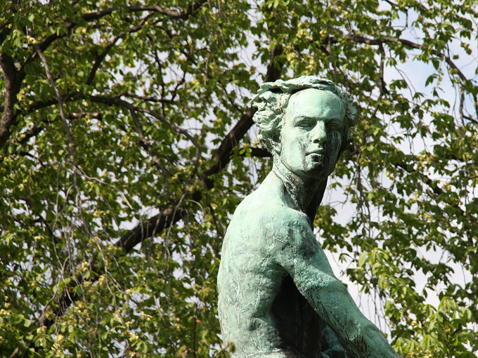 Hvert år legger vinneren av Abelprisen ned blomster på Abelhaugen. Foto: Liv Osmundsen, Det kongelige hoff.