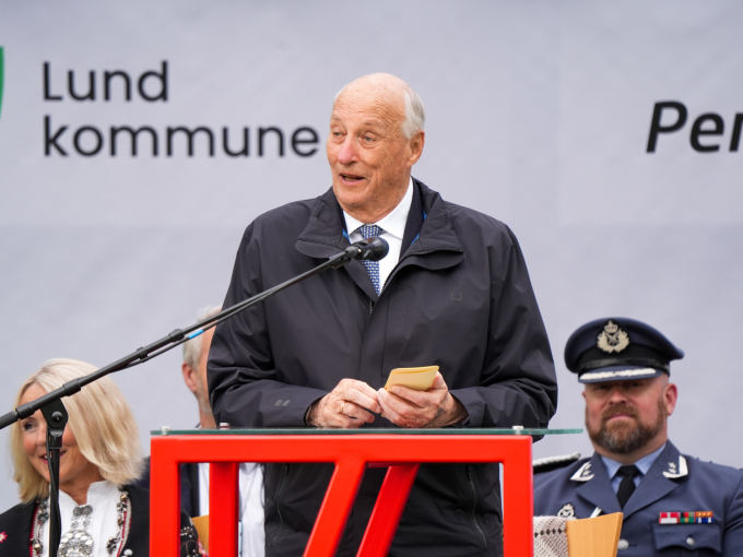 Kong Harald takker for mottakelsen i Lund. Foto: Lise Åserud / NTB
