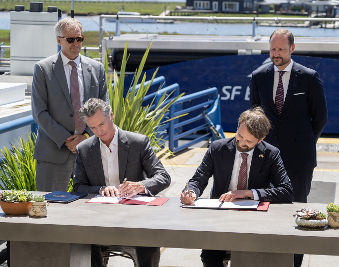 Guvernør Gavin Newsom og næringsminister Jan Christian Vestre signerer en samarbeidserklæring mellom Norge og California. Foto: Charles Ommanney, Office of the Governor of California