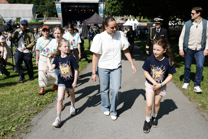Ingeborg og Thelma skal være konferansierer, DJ-er, møte presse og politikere. I forkant av festivalen har de blant annet hatt oppgaven med å finne navn til hovedscenen på festivalområdet. Under festivalen står de også på scenen og introduserer årets artister. Foto: Jonas Been Henriksen / NTB