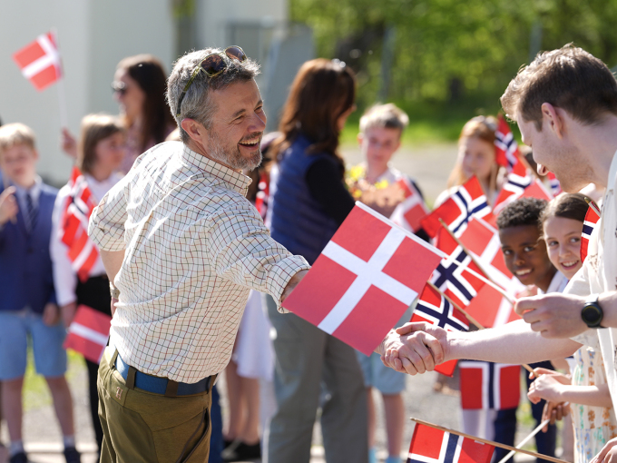 Skolebarn fra Bøler skole møtte følget på Ulsrud stasjon.  Foto: Lise Åserud / NTB 