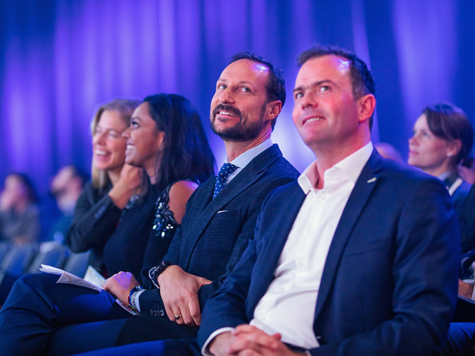 Kronprins Haakon sammen med Oslos varaordfører Kamzy Gunaratnam og daglig leder Marius Holm i miljøstiftelsen Zero. Foto: Zero Emission Resource Organisation