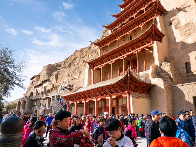 Mogao-grottene er naturligvis en stor turistattraksjon. Det store flertallet besøkende er kinesere. Foto: Heiko Junge, NTB scanpix