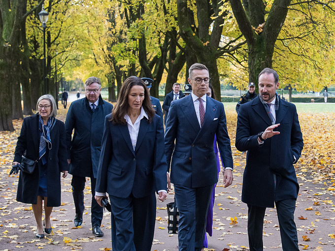 Kronprins Haakon og det finske presidentparet tok veien gjennom Vigelandsparken til NHOs lokaler. Foto: Matti Porre/Tasavallan presidentin kanslia