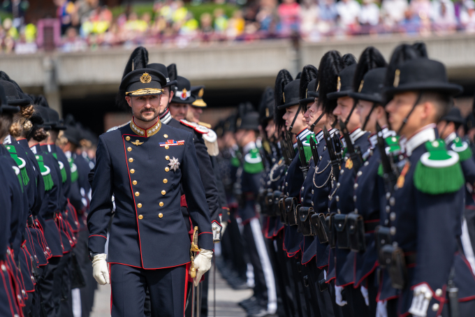 Kronprins Haakon inspiserte Hans Majestet Kongens Garde. (Foto: Simen Løvberg Sund / Det kongelige hoff)