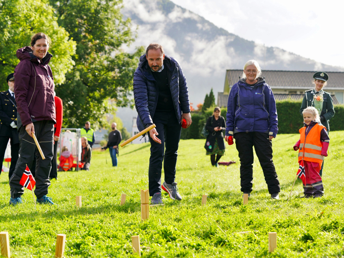 Kronprinsen fekk prøve seg i kubb under besøket til Fosshagen utdanningsbarnehage. Foto: Sara Svanemyr, Det kongelege hoffet