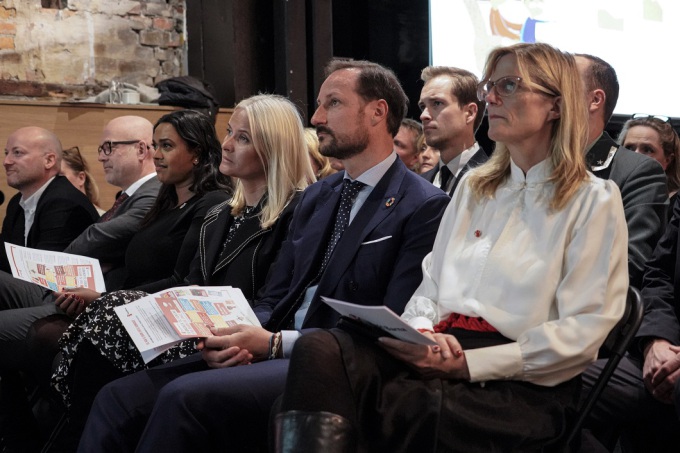 Kronprinsparet fekk blant anna sjå animasjonsfilmar og eit utdrag frå ein dramaserie som set fokus på vald mot barn. Foto: Redd Barna