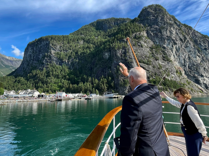 Kongeparet vinkar farvel til Valldal. Foto: Det kongelege hoffet