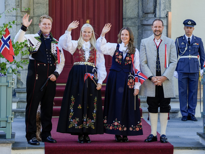 Kronprinsfamilien møtte barnetoget i Asker utenfor Skaugum. Foto: Lise Åserud, NTB