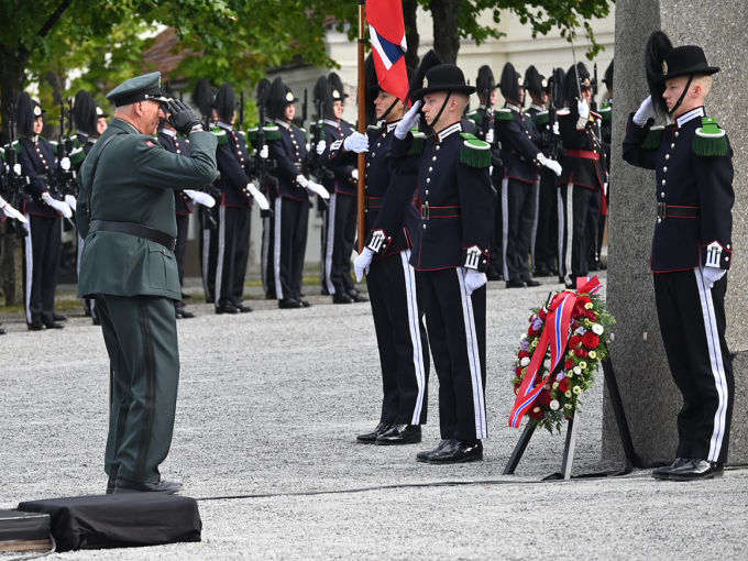 Kong Harald avduka eit nytt nasjonalt veteranmonument på Akershus festning. Foto: Sven Gj. Gjeruldsen, Det kongelege hoffet