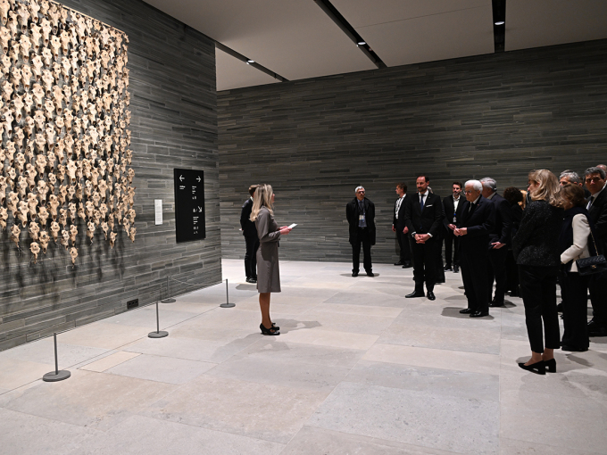 Selskapet fekk ein introduksjon til det samiske kunstverket Pile o´Sápmi av Máret Ánne Sara i vestibylen i Nasjonalmuseet. Foto: Sven Gj. Gjeruldsen, Det kongelege hoffet 