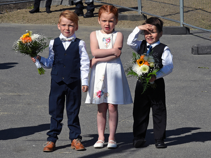 Sara, Sondre og Mikael venter på Kongeparet. De har blomster til Kongen og Dronningen. Foto: Sven Gj. Gjeruldsen, Det kongelige hoff