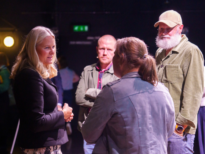 Kronprinsesse Mette-Marit i samtale med deltakarane i lesesirkelen på Fossefestivalen – forfattarane Olaug Nilssen, Erlend Loe og litteraturkritikar Bernhard Ellefsen. Foto: Cornelius Poppe / NTB