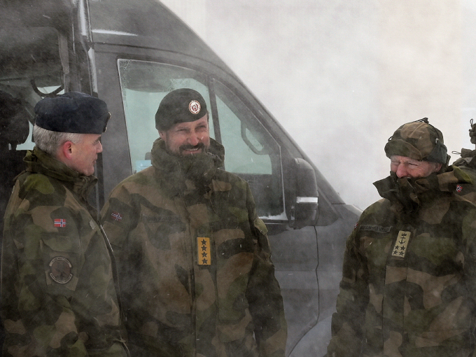 Kronprins Haakon vart motteken av stasjonssjef Rune Leirvik da Forsvarets Herkules-fly landa på Jan Mayen. Foto: Sven Gj. Gjeruldsen, Det kongelege hoffet