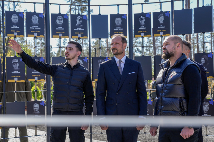 Kronprins Haakon ved minnesmerket for falne ukrainske soldater i Mosjtsjun. Foto: Heiko Junge / NTB 