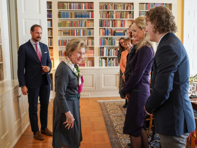 Dronningen og Kronprinsen hilser på juryen i Dronning Sonja skolepris. Her representert ved Petter Andreas Lona, leder av Elevorganisasjonen, og juryleder Inga Bostad. Foto: Liv Anette Luane, Det kongelige hoff
