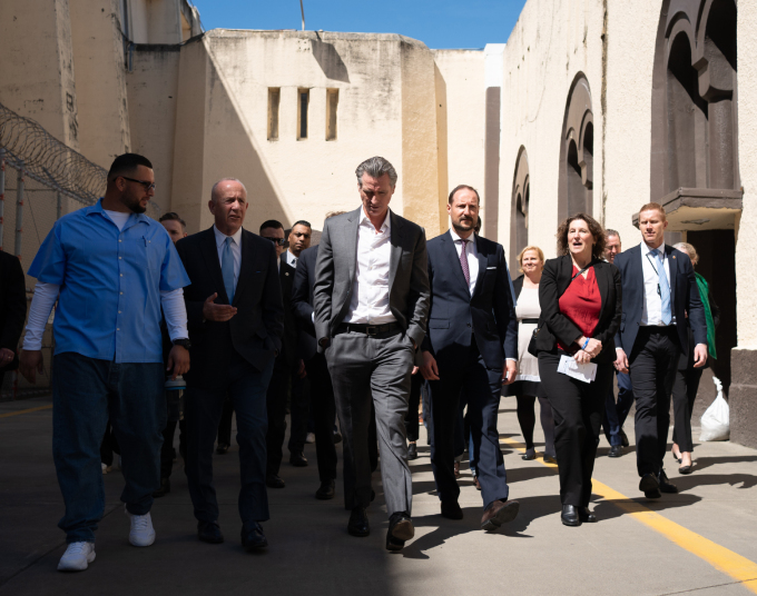 Kronprins Haakon fikk en omvisning på fengselet San Quentin utenfor San Francisco. Foto: Anders Tvegård, NRK