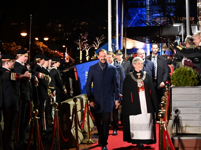 Buekorpsene var selvsagt på plass da Kronprins Haakon ankom, ledsaget av ordfører Marte Mjøs Persen. Foto: Sven Gj. Gjeruldsen, Det kongelige hoff