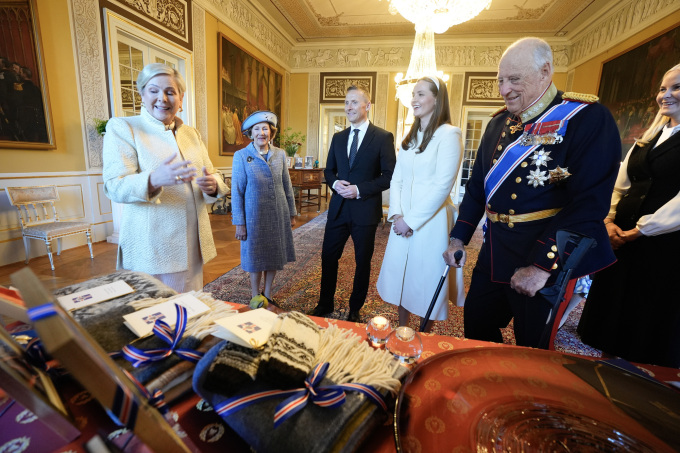 Gaveoverrekkelse i Speilsalen på Slottet. Foto: Lise Åserud / NTB