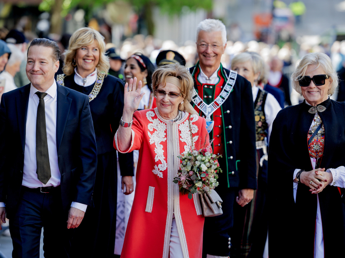 Dronning Sonja kjem til opningsseremonien ifølgje med festspeldirektør Lars Petter Hagen og styreleiar for Festspela i Bergen, Thorhild Widvey. Foto: Paul S. Amundsen / NTB
