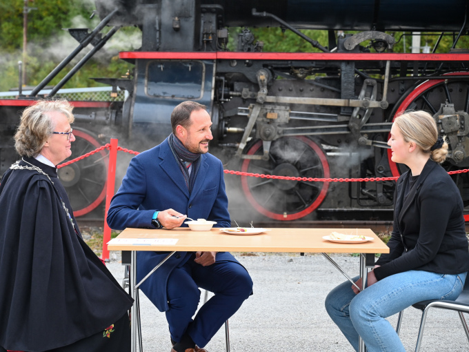 Kronprins Haakon i samtale med lederen for Dovre ungdomsråd, Anna Marie Gråberg Flataunet, og ordfører Guri Ruste på Dombås stasjon. Foto: Sven Gj. Gjeruldsen, Det kongelige hoff
