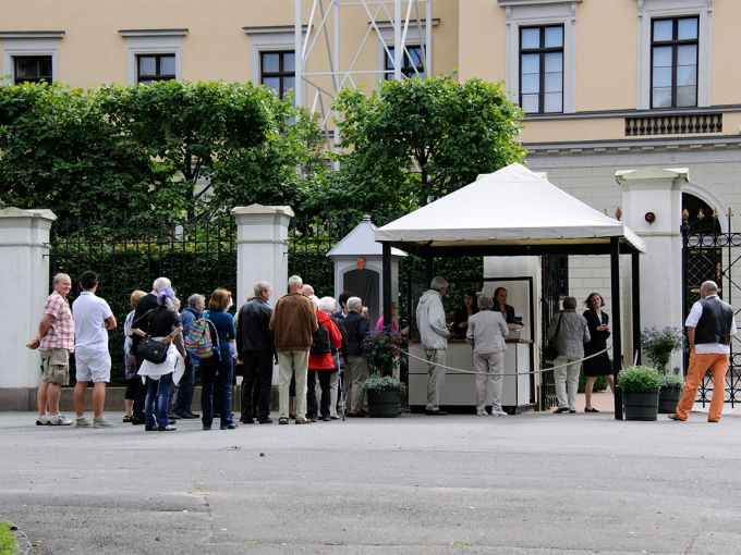 Publikumsinngangen ved omvisninger er via Slottsgården 