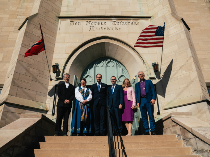Kronprinsen sammen med prest Gunnar Kristiansen, næringsminister Cecilie Myrseth, utenriksminister Espen Barth Eide, ambassadør Anniken Huitfeldt og biskop Olav Fykse Tveit utenfor Mindekirken i Minneapolis. Den er en av to kirkesamfunn i USA som fremdeles har gudstjenester på norsk. Foto. Ola Vatn, Det kongelige hoff