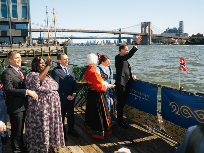 Kronprins Haakon hilser Restauration velkommen, sammen med Aissata Camara – kommissær for internasjonale relasjoner i New York, utenriksminister Espen Barth Eide, styreleder Tora Aasland i Crossings200 og næringsminister Cecilie Myrseth. Foto: Ola Vatn, Det kongelige hoff