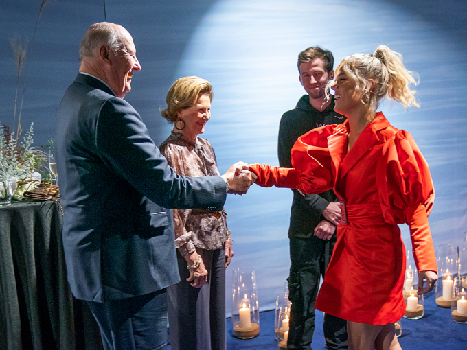 Artistene Alan Walker og Julie Bergan hilser på Kongeparet. De skal underholde under kveldens vennskapsmiddag. Foto: Heiko Junge / NTB scanpix
