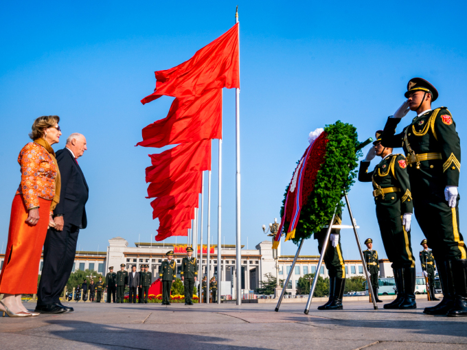 Kongeparet la ned krans ved Monumentet for folkets helter. Foto: Heiko Junge, NTB scanpix