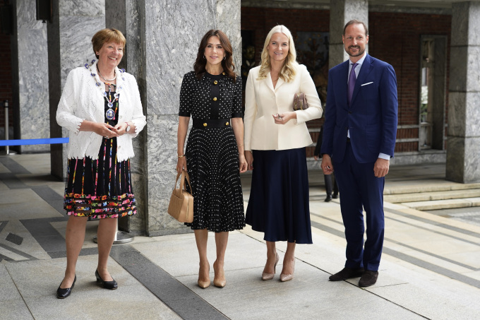 Kronprinsen og Kronprinsessen kom sammen med Kronprinsesse Mary av Danmark til seminaret om fremtidens grønne byer i Oslo rådhus. Der ble de ønsket velkommen av ordfører i Oslo, Marianne Borgen. Foto: Lise Åserud / NTB.
