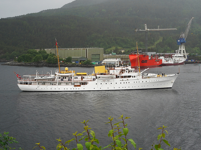 Kongeskipet Norge, med Kong Harald og Dronning Sonja om bord, på veg til kai ved Havyard-verftet i Leirvik. Foto: Liv Anette Luane, Det kongelege hoff